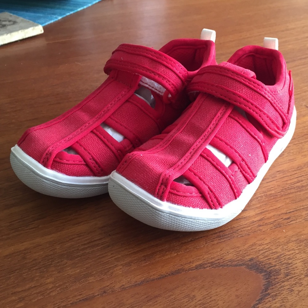 Brand new! Never worn! Size 9 toddler shoes.
